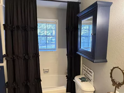 Bath - 1612 Pinecroft St, Benton, AR 72019 photo 3 of 3