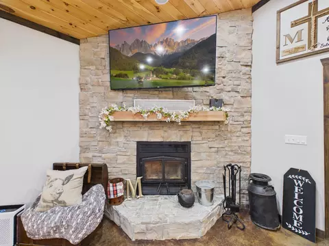 Living - 106 W Prosperity Rd, Poughkeepsie, AR 72569 photo 4 of 5
