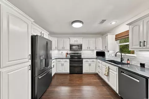 Kitchen - 318 Sherry Ann Ct, Alexander, AR 72002 photo 9 of 9