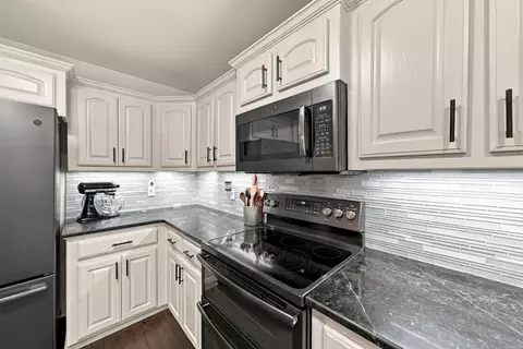 Kitchen - 318 Sherry Ann Ct, Alexander, AR 72002 photo 4 of 9