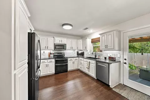 Kitchen - 318 Sherry Ann Ct, Alexander, AR 72002 photo 8 of 9