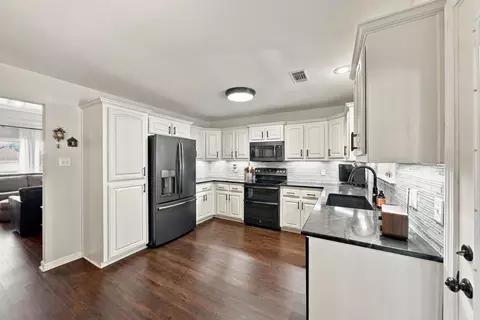 Kitchen - 318 Sherry Ann Ct, Alexander, AR 72002 photo 5 of 9
