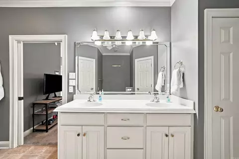 Bath - 4815 Dover Ln, Conway, AR 72034 photo 3 of 6