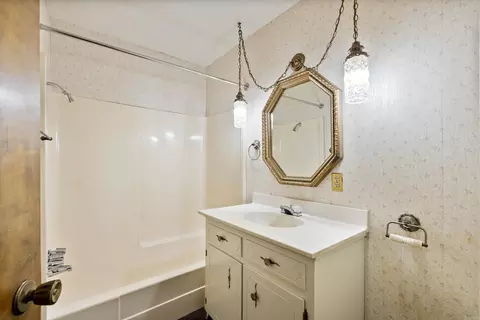 Bath - 305 Ruth St, Benton, AR 72019 photo 3 of 3