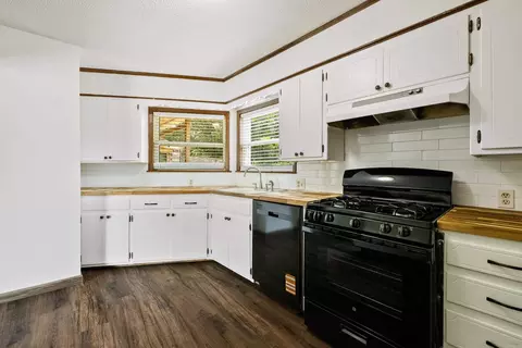 Kitchen - 305 Ruth St, Benton, AR 72019 photo 3 of 4