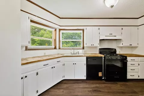 Kitchen - 305 Ruth St, Benton, AR 72019 photo 1 of 4