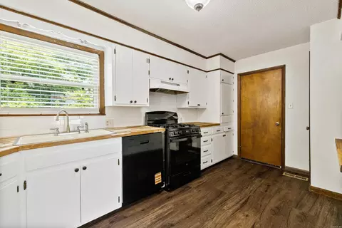 Kitchen - 305 Ruth St, Benton, AR 72019 photo 2 of 4