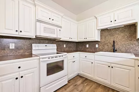 Kitchen - 325 Madison Place Cir, Benton, AR 72015 photo 4 of 4
