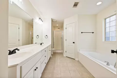 Bath - 325 Madison Place Cir, Benton, AR 72015 photo 1 of 3