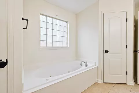 Bath - 325 Madison Place Cir, Benton, AR 72015 photo 2 of 3