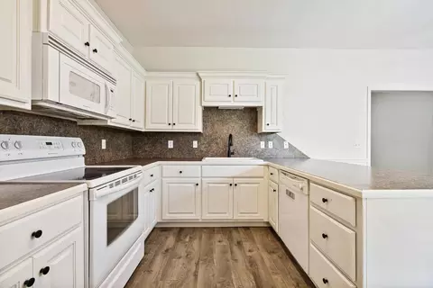 Kitchen - 325 Madison Place Cir, Benton, AR 72015 photo 3 of 4