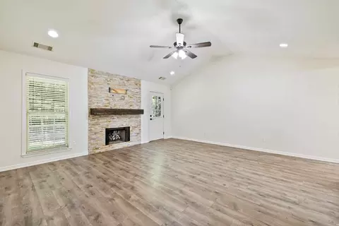 Living - 325 Madison Place Cir, Benton, AR 72015 photo 2 of 4