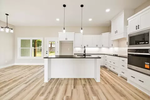 Kitchen - 117 Michelle Dr, Beebe, AR 72012 photo 2 of 4