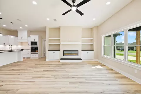 Living - 117 Michelle Dr, Beebe, AR 72012 photo 2 of 6