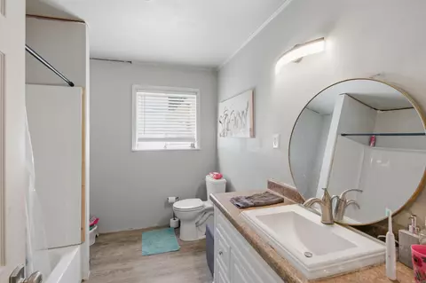 Bath - 129 E Cloverdale Dr, Brinkley, AR 72021 photo 2 of 3