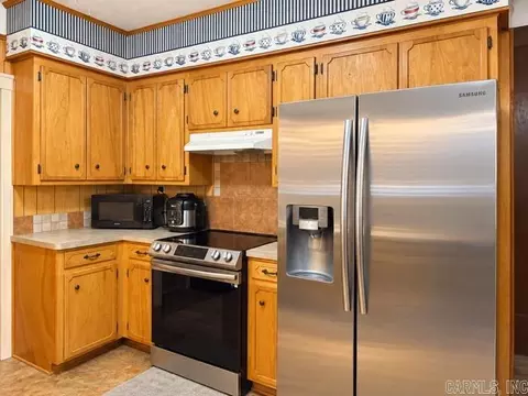 Kitchen - 617 Pine Bluff St, Malvern, AR 72104 photo 3 of 6