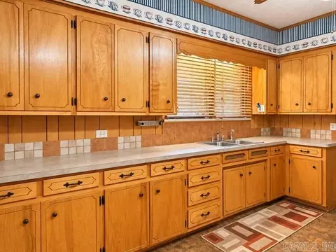 Kitchen - 617 Pine Bluff St, Malvern, AR 72104 photo 5 of 6