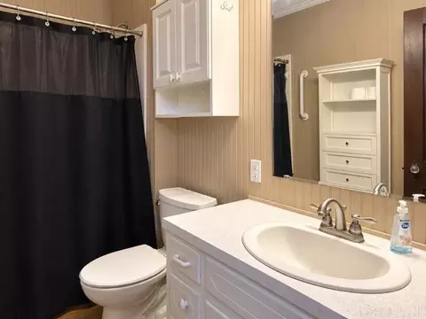 Bath - 617 Pine Bluff St, Malvern, AR 72104 photo 2 of 3