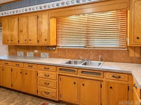 Kitchen - 617 Pine Bluff St, Malvern, AR 72104 photo 2 of 6
