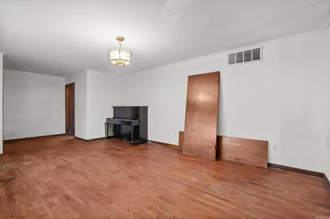 Living - 702 N Spring St, Searcy, AR 72143 photo 1 of 3