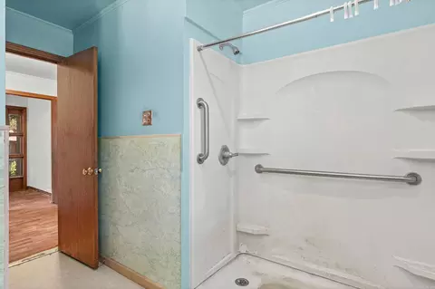 Bath - 702 N Spring St, Searcy, AR 72143 photo 4 of 4