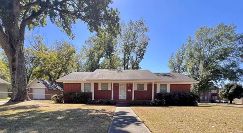 Exterior - 203 Pine Bluff St, Malvern, AR 72104 photo 2 of 8
