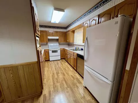 Kitchen - 203 Pine Bluff St, Malvern, AR 72104 photo 2 of 3