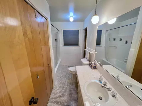 Bath - 203 Pine Bluff St, Malvern, AR 72104 photo 1 of 5