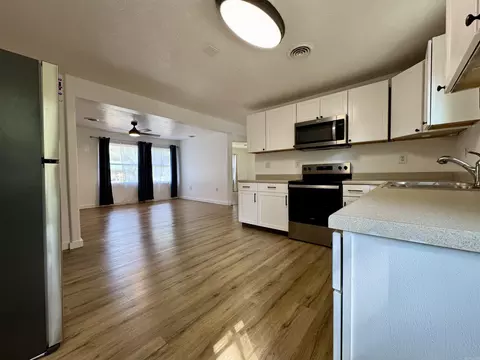 Kitchen - 1315 E River Ave, Searcy, AR 72143 photo 4 of 5