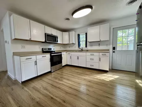 Kitchen - 1315 E River Ave, Searcy, AR 72143 photo 2 of 5