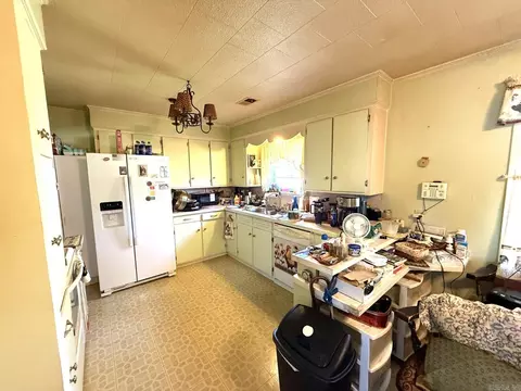 Kitchen - 1602 E Main St, Mountain View, AR 72560 photo 2 of 3