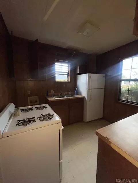 Kitchen - 136 Dalyrmple Loop, Umpire, AR 71971 photo 2 of 2