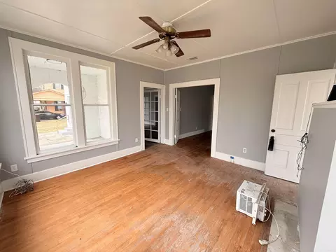 Living - 404 Turner St, Warren, AR 71671 photo 2 of 5