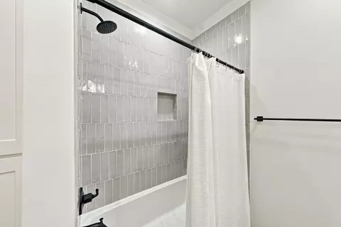 Bath - 1655 Nantucket Dr, Conway, AR 72034 photo 8 of 11