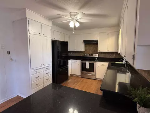 Kitchen - 71 Mohawk Dr, Searcy, AR 72143 photo 2 of 5