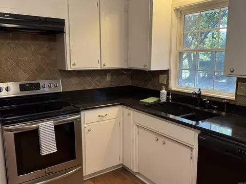 Kitchen - 71 Mohawk Dr, Searcy, AR 72143 photo 3 of 5