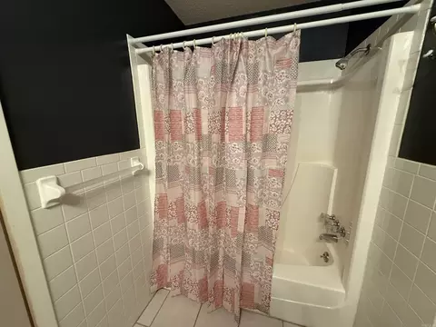 Bath - 71 Mohawk Dr, Searcy, AR 72143 photo 5 of 7