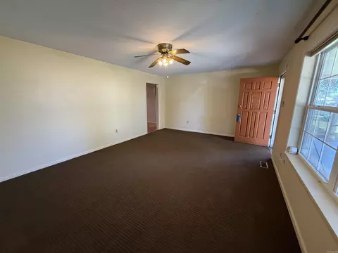 Living - 71 Mohawk Dr, Searcy, AR 72143 photo 2 of 4
