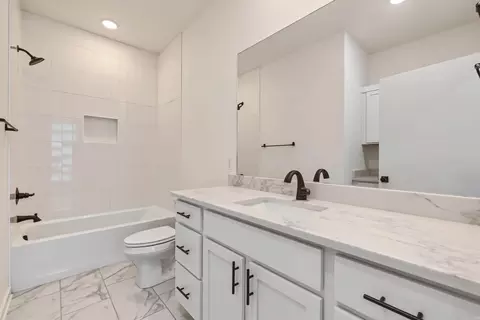 Bath - 320 E 24th St, Little Rock, AR 72206 photo 1 of 1