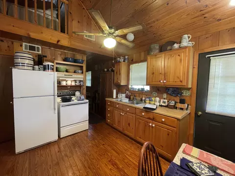 Kitchen - 647 Ash Flat Dr, Ash Flat, AR 72513 photo 2 of 2