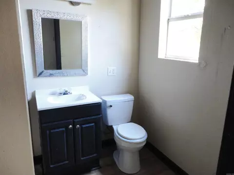 Bath - 1007 S Holly St, Pine Bluff, AR 71603 photo 3 of 6