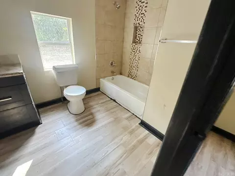 Bath - 1007 S Holly St, Pine Bluff, AR 71603 photo 5 of 6