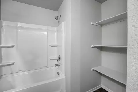 Bath - 6057 Orange Valley Cv, Alexander, AR 72002 photo 4 of 7