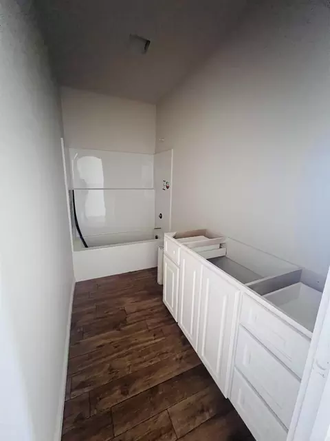 Bath - 905 W Myrtle St, Cabot, AR 72023 photo 4 of 4