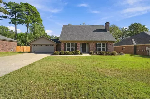 8 Winona Dr, Maumelle, AR 72113