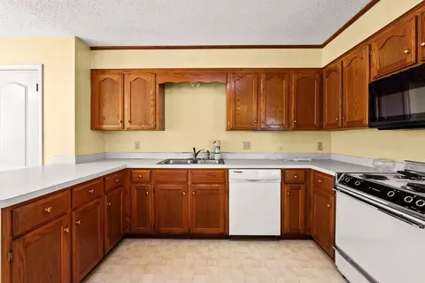 Kitchen - 2817 Bruce St, Conway, AR 72034 photo 2 of 4