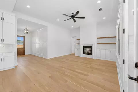 Living - 7053 Star Dust Ln, Benton, AR 72019 photo 2 of 6