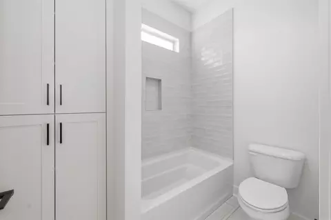 Bath - 7053 Star Dust Ln, Benton, AR 72019 photo 8 of 9