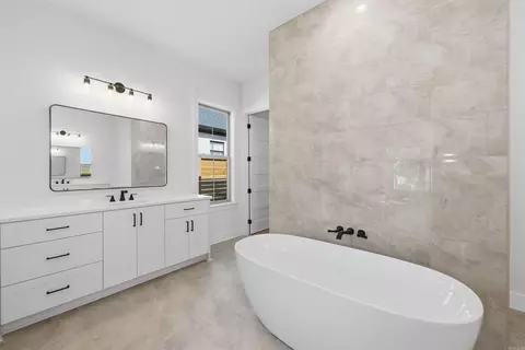 Bath - 7053 Star Dust Ln, Benton, AR 72019 photo 2 of 9