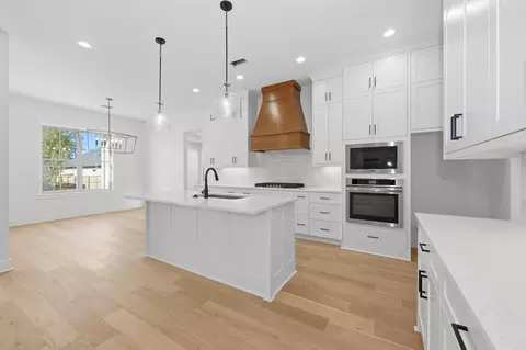 Kitchen - 7053 Star Dust Ln, Benton, AR 72019 photo 3 of 4